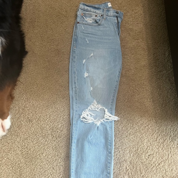 Abercrombie boyfriend mid rise jean. - Picture 4 of 5